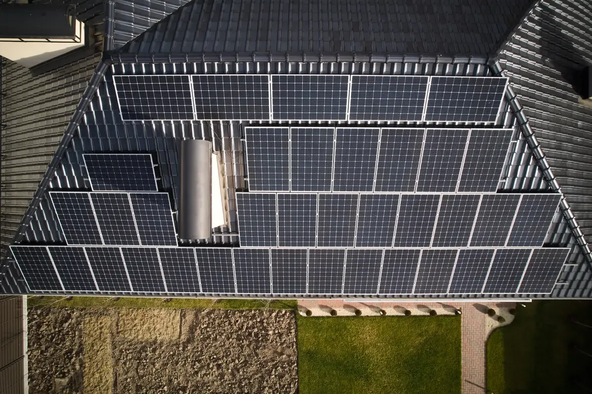 Vivienda en Albacete con placas solares instaladas en el tejado