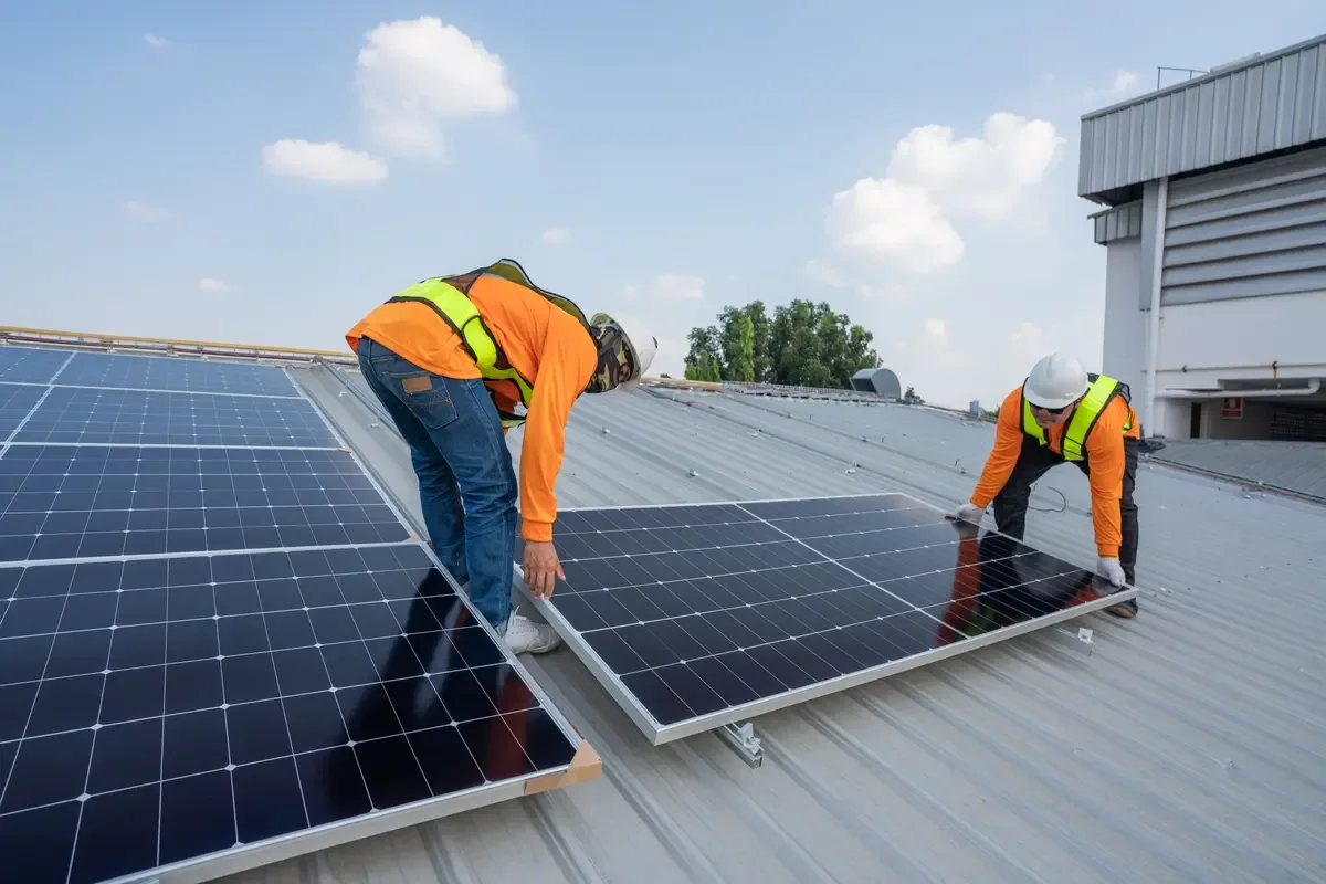 Filas de paneles solares instalados sobre la cubierta de una nave industrial