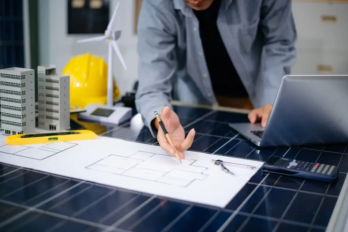 Placas solares instaladas en un campo abierto bajo un cielo despejado, cerca de Albacete